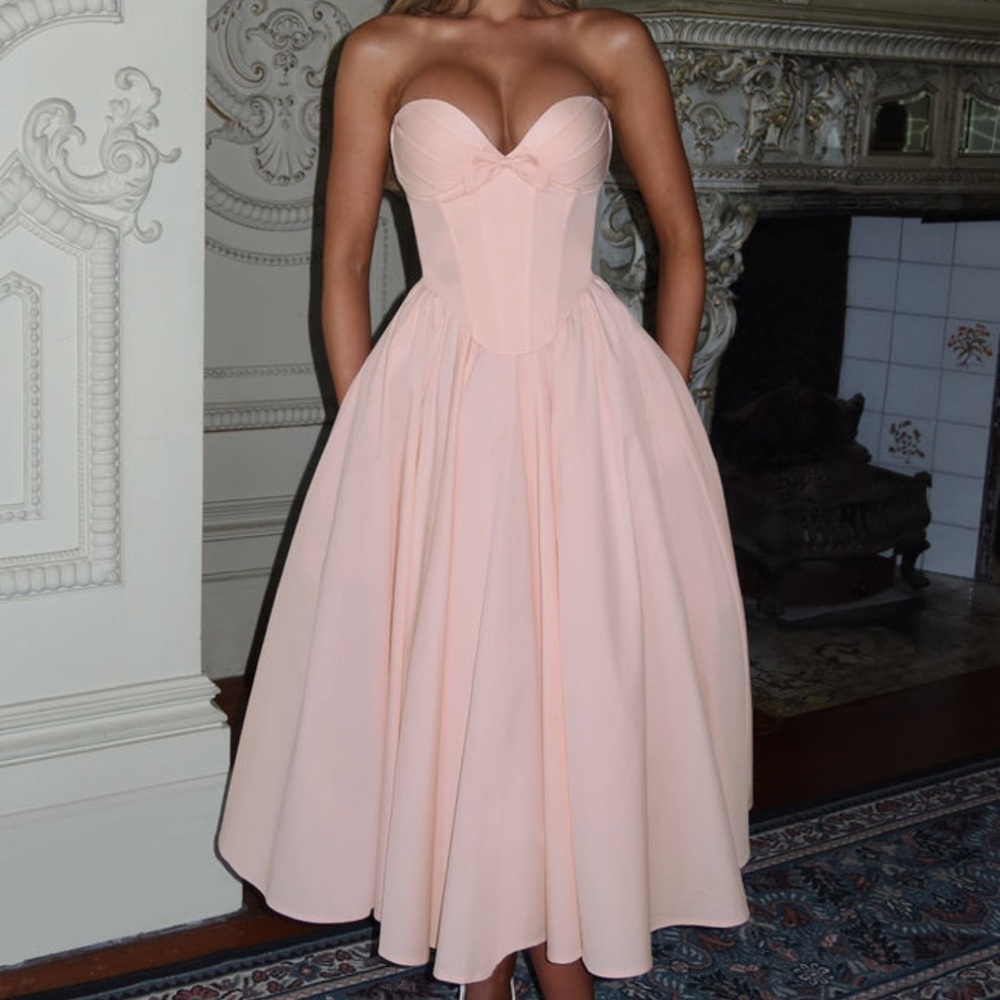 Chic Strapless Peach Dress